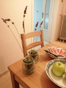 una mesa de madera con un jarrón con plantas. en Kalamata Cozy Apartment, en Kalamata