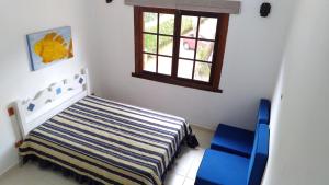 een kleine slaapkamer met een bed en een raam bij casa em condomínio com piscina in Maresias