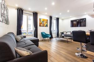 a living room with a couch and a table at BASTILLE/LE MARAIS-LUXURIOUS 3 rooms flat in Paris