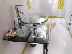 a glass sink on a glass table in a bathroom at Hotel Zocalo Campestre in Guatapé