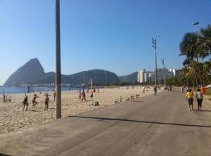 een groep mensen die op een strand lopen bij Ótimo Conjugado - Estúdio - Praia do Flamengo - RJ in Rio de Janeiro