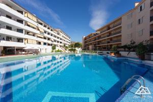 a large swimming pool in front of some buildings at Alojamiento Alby: Oceano in Los Cristianos