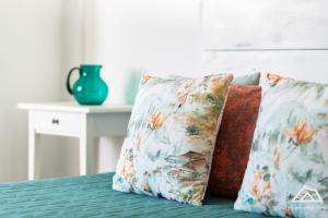 two pillows sitting on top of a bed at Alojamiento Alby: Oceano in Los Cristianos +31 photos