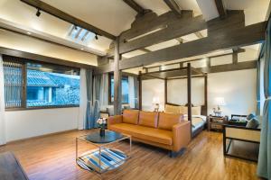 a living room with a couch and a bed at 丽江无尔雪山下泳池花园民宿 in Lijiang +115 photos