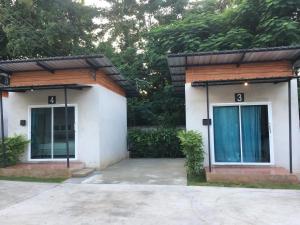 Una pequeña casa con dos ventanas y una puerta en Pak Dee Resort, en Nakhon Ratchasima