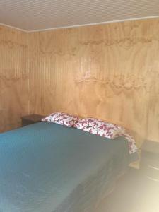 Postel nebo postele na pokoji v ubytování Cabaña Emilia Quinchen + 2 fotografie