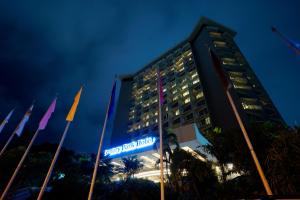 Gallery image of Century Park Hotel in Manila