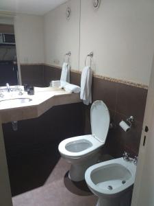 a bathroom with a toilet and a sink at Gran vista desde el centro de la ciudad in Buenos Aires