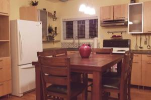 uma cozinha com uma mesa de madeira e um frigorífico branco em 3-Bedroom Casa Bonita by Amazing Property Rentals em Gatineau