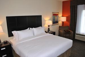 een groot wit bed in een hotelkamer bij Holiday Inn Express Salem, an IHG Hotel in Salem