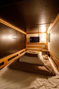 Postel nebo postele na pokoji v ubytování Hotel Owl Tokyo Shinbashi