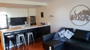 格雷奈爾格的住宿－Glenelg Getaway 3 bedroom apartment when correct number of guests are booked，相簿中的一張相片