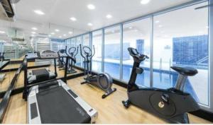 een fitnessruimte met loopbanden en crosstrainers in een gebouw bij Glenelg Getaway 3 bedroom apartment when correct number of guests are booked in Glenelg