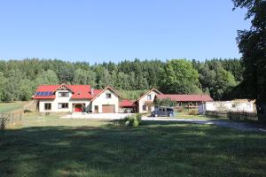 una casa con techo rojo y patio en Słoneczna Zagroda - Sunny Ridge Farm, en Łączna