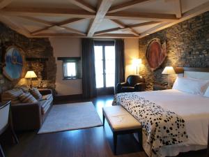 een hotelkamer met een bed en een woonkamer bij Los Siete Reyes in Aínsa