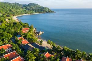 uma vista aérea de uma praia com palmeiras e casas em Son Tra Resort & Spa Danang em Da Nang