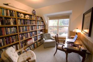 a library with book shelves filled with books at Otter's Pond Bed and Breakfast in Eastsound