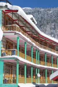 Cảnh núi rừng hoặc tầm nhìn ra núi từ nhà khách