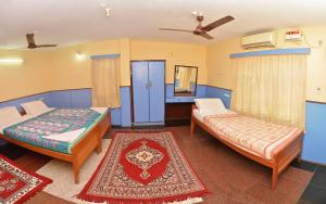 Tempat tidur dalam kamar di Siva Guest House