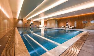 鄭州市にあるNovotel Zhengzhou Airportのホテルの部屋にある大きなプール
