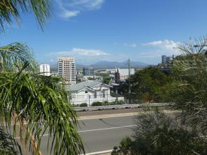vistas a una ciudad con carretera y edificios en Townsville Terrace, en Townsville