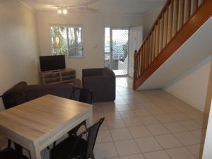 sala de estar con mesa y sofá en Townsville Terrace, en Townsville