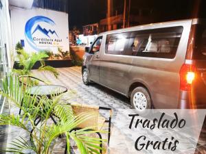 uma carrinha estacionada em frente a um edifício em Hostal Cordillera Azul em Tarapoto