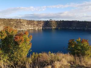 uitzicht op een meer in het midden van een veld bij Pleasant Hill BnB in Mount Gambier +7 foto's