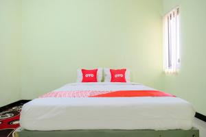 Кровать или кровати в номере OYO Life 2508 Alba Suites Homestay Syariah