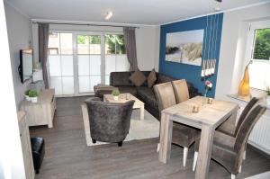 a living room with a couch and a table at Bellevue 02 in Laboe