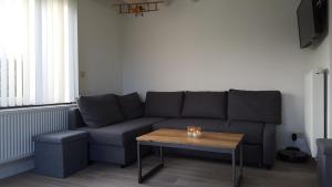 a living room with a couch and a coffee table at Vakantiehuisje Lora in Middelkerke