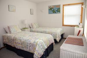 a bedroom with two beds and a window at THE SUNNY SPOT cottage in Frisco