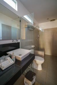 Bilik mandi di Ocean View Residence