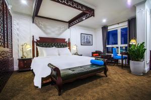 A bed or beds in a room at New Era Hotel & Villa