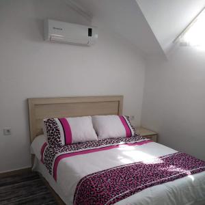 Кровать или кровати в номере Paddys Apartments, Hisarönü