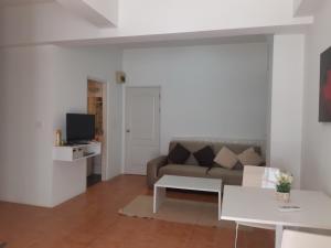 TV a/nebo společenská místnost v ubytování Avatara Condo B24 by malai