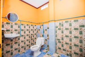 a bathroom with a toilet and a sink at Molina Bungalows in Vang Vieng