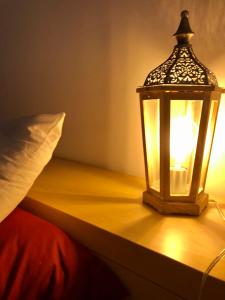 伊茲拉的住宿－Hydra's View，木桌上的一盏灯,带枕头