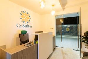 TV a/nebo společenská místnost v ubytování CySuites Apartment Hotel