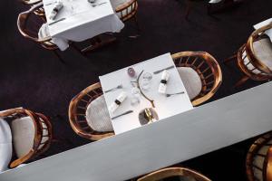 キルピスヤルヴィにあるLapland Hotels Kilpisのダイニングテーブルと椅子が備わります。