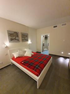 Un dormitorio con una cama grande con una manta roja. en VILLA AMANI, en San Fulgencio 17 fotos más