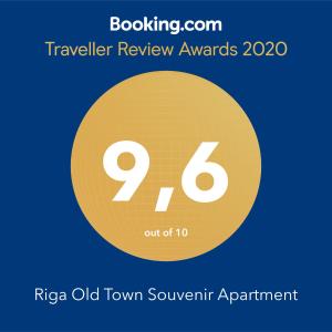 ein gelber Kreis mit den Auszeichnungen für die Reisebewertung im Text in der Unterkunft Riga Old Town Souvenir Apartment in Riga