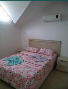 Кровать или кровати в номере Paddys Apartments, Hisarönü