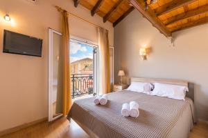 Posteľ alebo postele v izbe v ubytovaní Venetian era - Doukades center loft apt