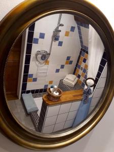 ArmailléにあるLes Hirondelles B&Bのシャワー付きバスルームの写真