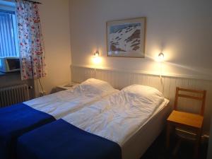 1 cama en un dormitorio con 2 luces encendidas en Bubblans Apartments en Åre