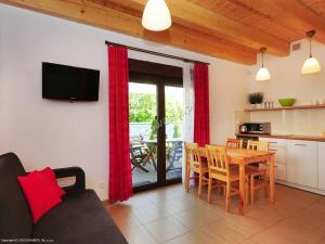 Kuchyňa alebo kuchynka v ubytovaní Domki letniskowe,apartamenty Wczasowa 8a + 30 fotografií
