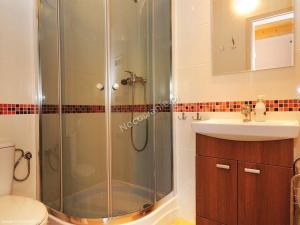 Kúpeľňa v ubytovaní Domki letniskowe,apartamenty Wczasowa 8a