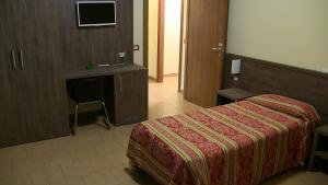 een hotelkamer met een bed en een bureau bij Hotel Due Pini in Melfi