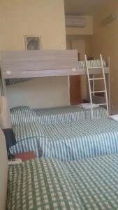 Uma ou mais camas em beliche em um quarto em Ostello Villa Monte Mario